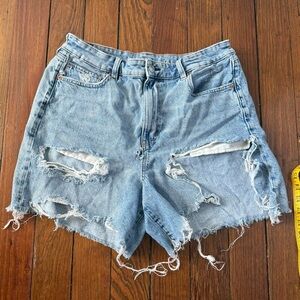American Eagle baggy mom High-waisted, light blue, distressed denim shorts